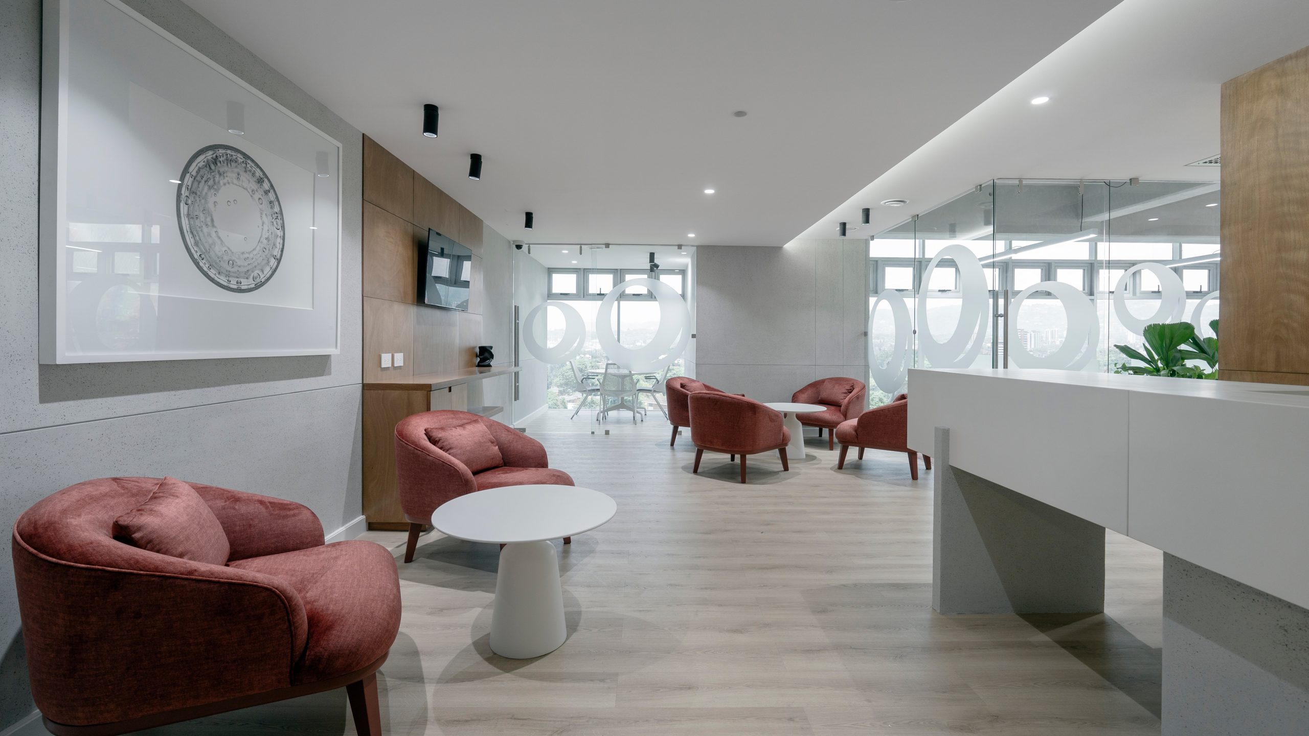 Diseño de oficinas corporativas en Guatemala - Pasillo con madera y vidrio