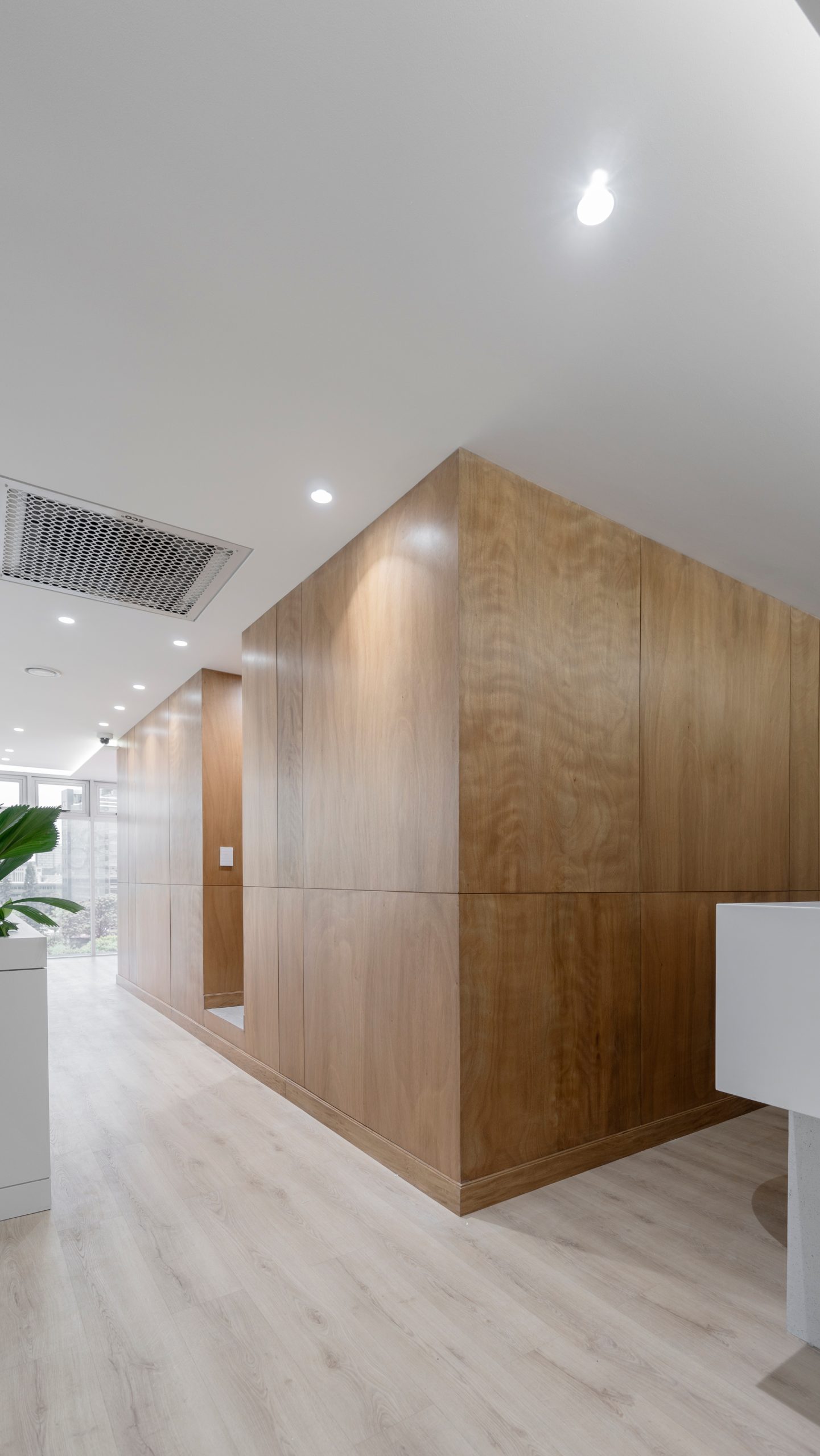 Diseño de oficinas corporativas en Guatemala - Gerencia Codister con muro rojo